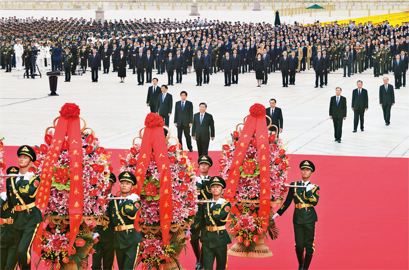 　　2021年9月30日上午，黨和國家領(lǐng)導(dǎo)人習(xí)近平、李克強、栗戰(zhàn)書、汪洋、王滬寧、趙樂際、韓正、王岐山等來到北京天安門廣場，出席烈士紀(jì)念日向人民英雄敬獻(xiàn)花籃儀式。 新華社記者 張領(lǐng)/攝