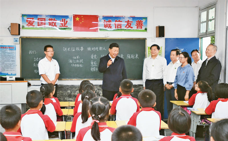  　　2020年9月16日至18日，中共中央總書記、國家主席、中央軍委主席習(xí)近平在湖南考察。這是16日下午，習(xí)近平在郴州市汝城縣文明瑤族鄉(xiāng)第一片小學(xué)，同正在上思政課的同學(xué)們親切交流。 新華社記者 謝環(huán)馳/攝