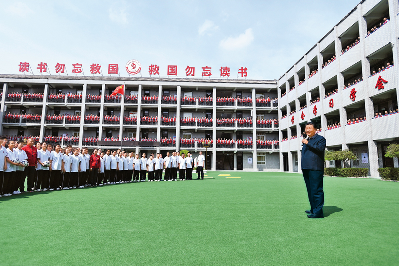  　　2021年9月13日至14日，中共中央總書記、國家主席、中央軍委主席習(xí)近平在陜西省榆林市考察。這是14日上午，習(xí)近平在綏德實驗中學(xué)考察時，同師生親切交流。 新華社記者 謝環(huán)馳/攝